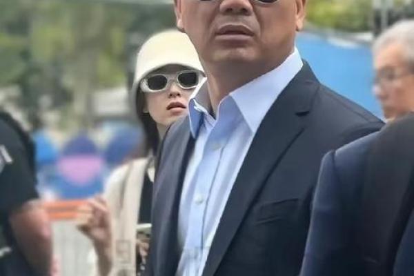 刘强东手相揭秘：财富密码竟藏于此？