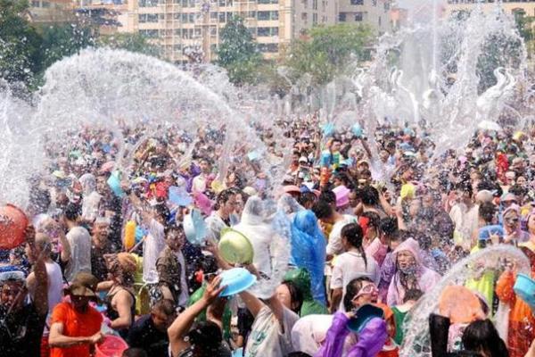 傣族泼水节：水花中的传统与青春的狂欢