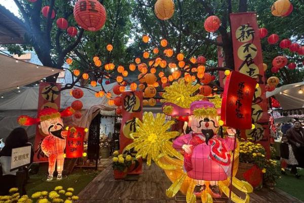 灯笼高挂，佳节同欢