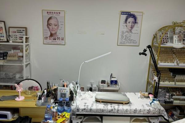 美甲店生意火爆的秘密武器：独家风水招财布局大公开！